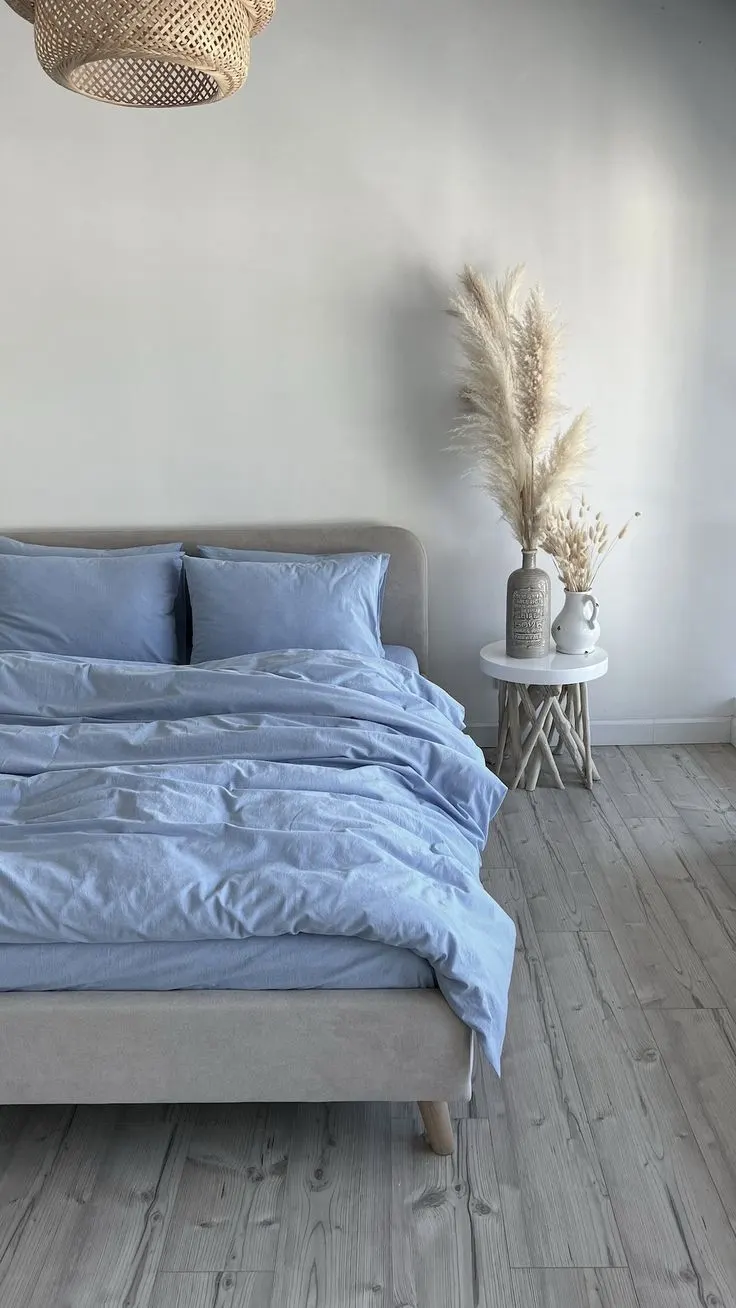 Lit avec parure en coton lavé bleu ciel