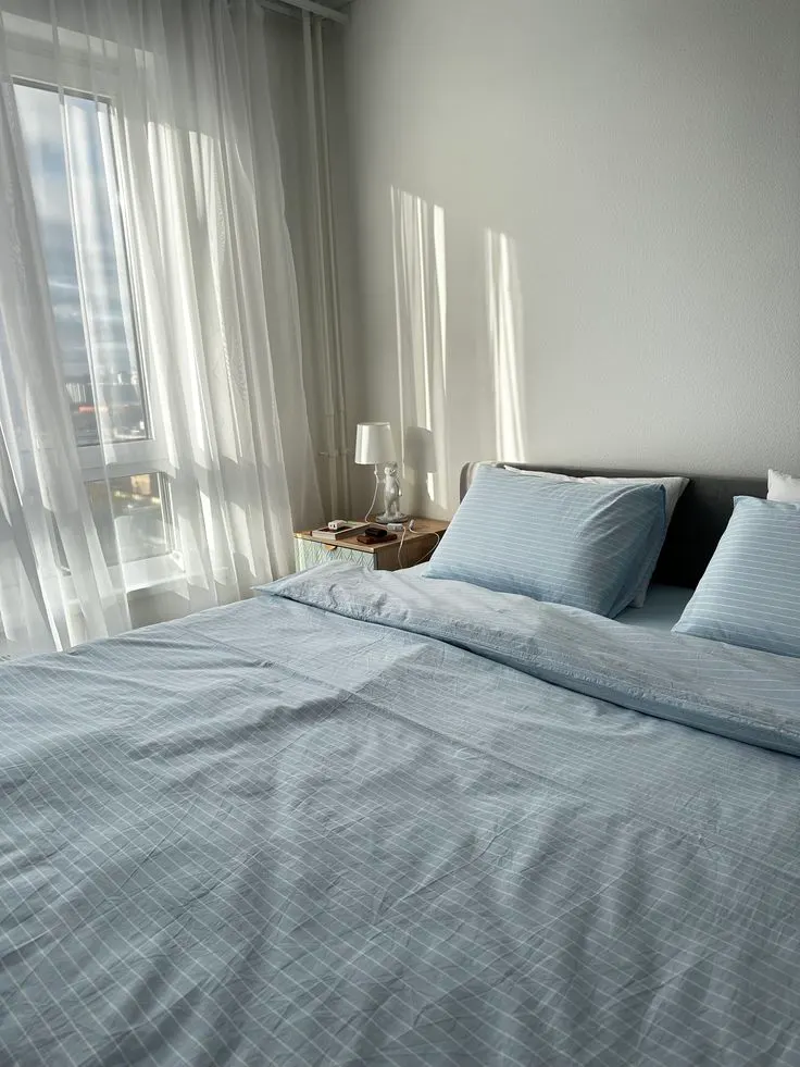 Chambre lumineuse avec parure à carreaux